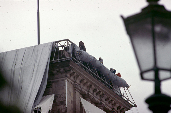 Workers wrapping the Reichstag